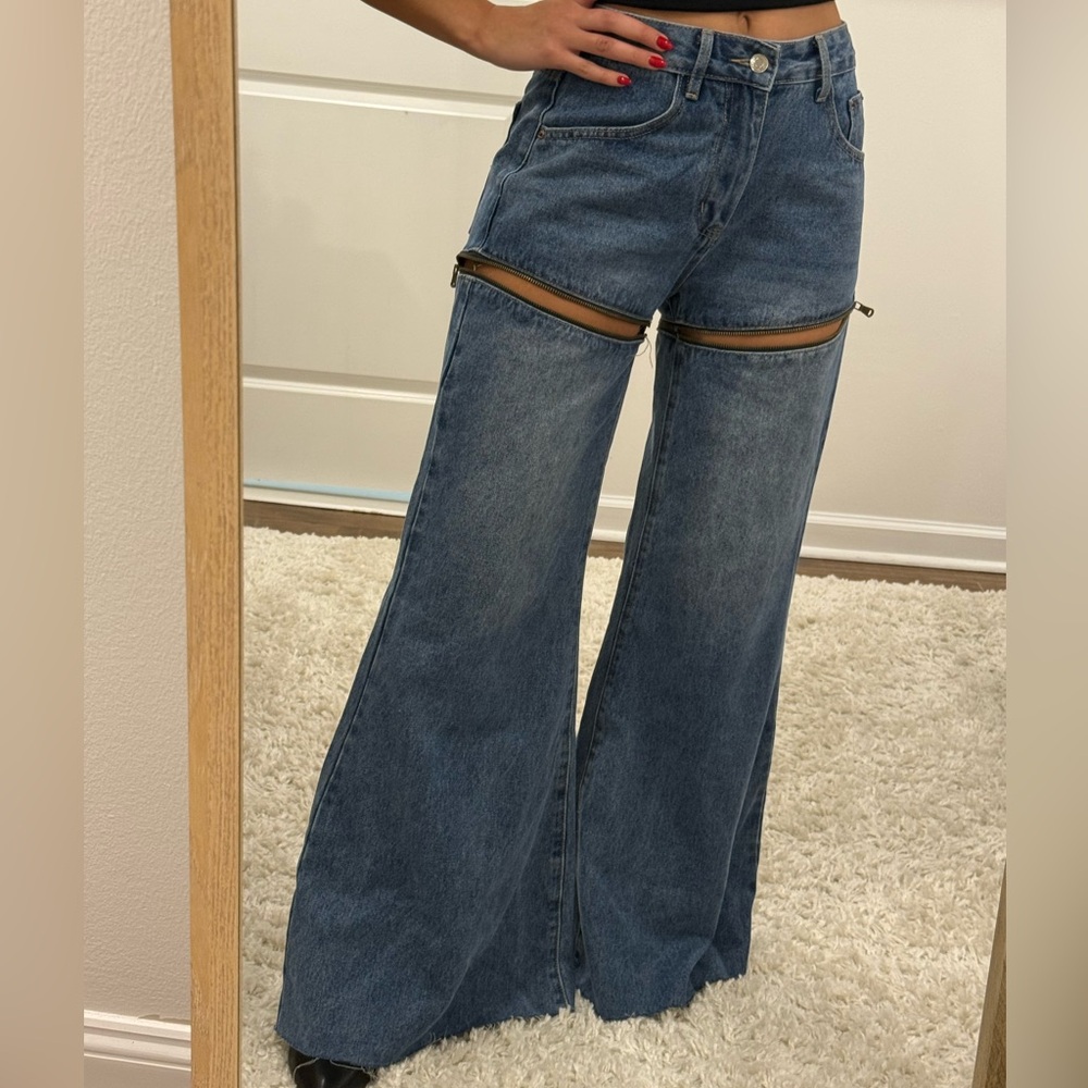 Chic Denim Flare Jeans - Picture 5 of 5